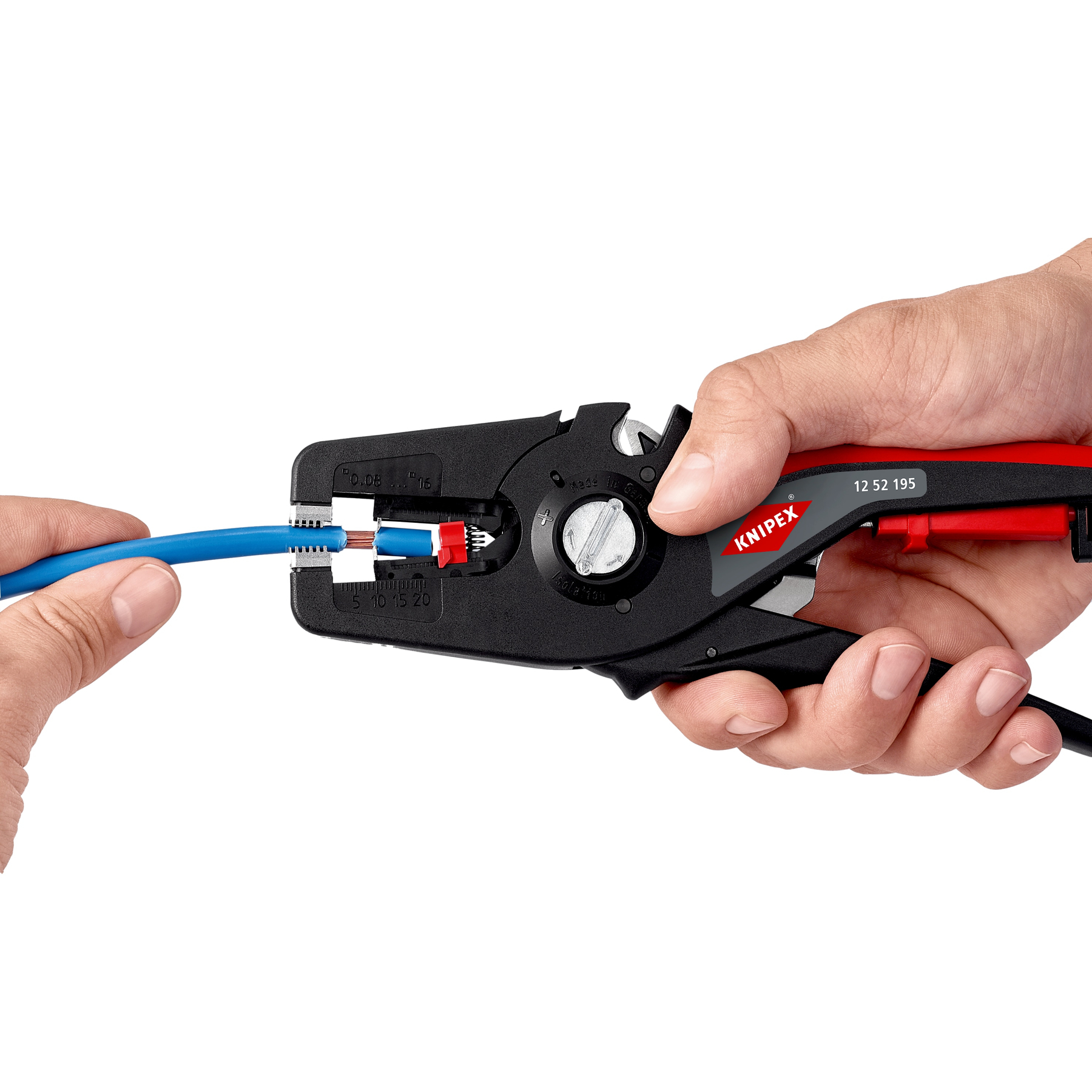 Ręce używają ściągacza izolacji na niebieskim kablu. Narzędzie jest czarne i czerwone, z etykietą KNIPEX. Białe tło.
