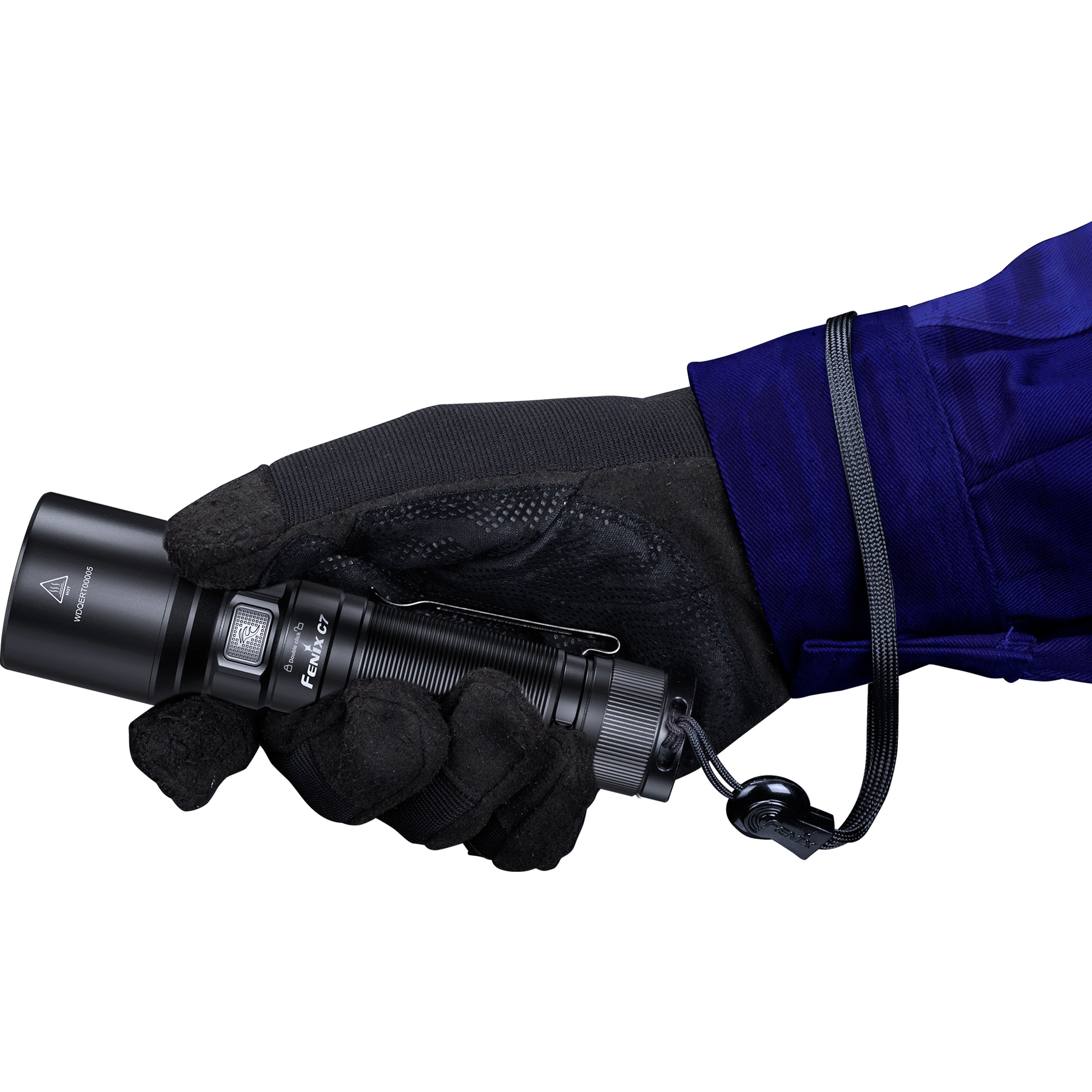 Eine schwarze Taschenlampe wird von einer behandschuhten Hand gehalten. Im Hintergrund ist ein blauer Ärmel zu sehen, die Taschenlampe hat ein Lanyard.