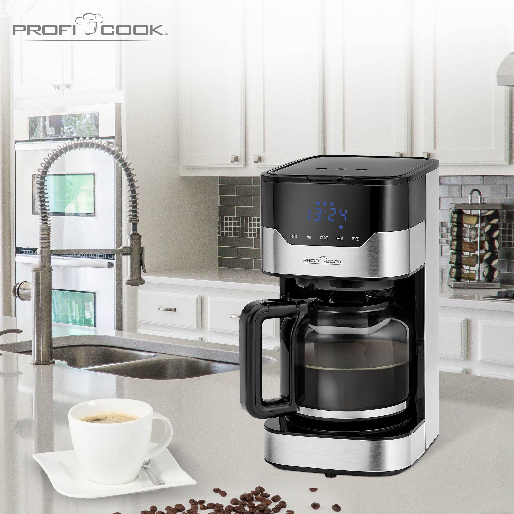 Ekspres do kawy z cyfrowym zegarem wyświetla 13:24. Filiżanka kawy na spodku. Ziarna kawy rozrzucone.