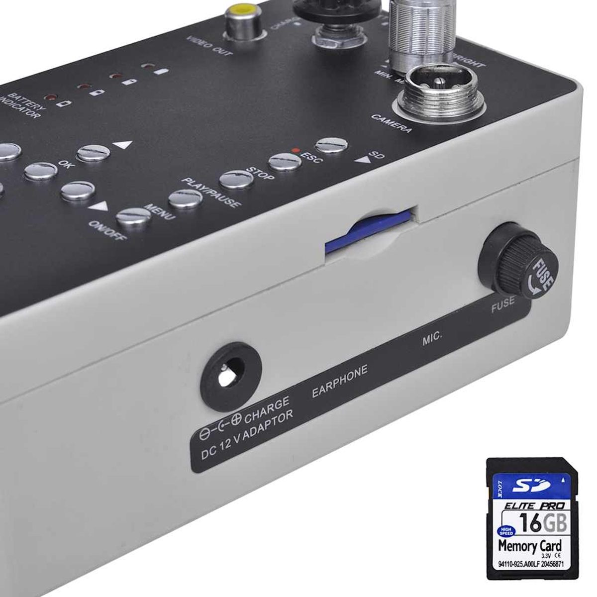 Nahaufnahme eines elektronischen Geräts mit Knöpfen, Anschlüssen und einer Speicherkarte. Das Gerät ist grau und schwarz, mit Beschriftungen und Anzeigen.