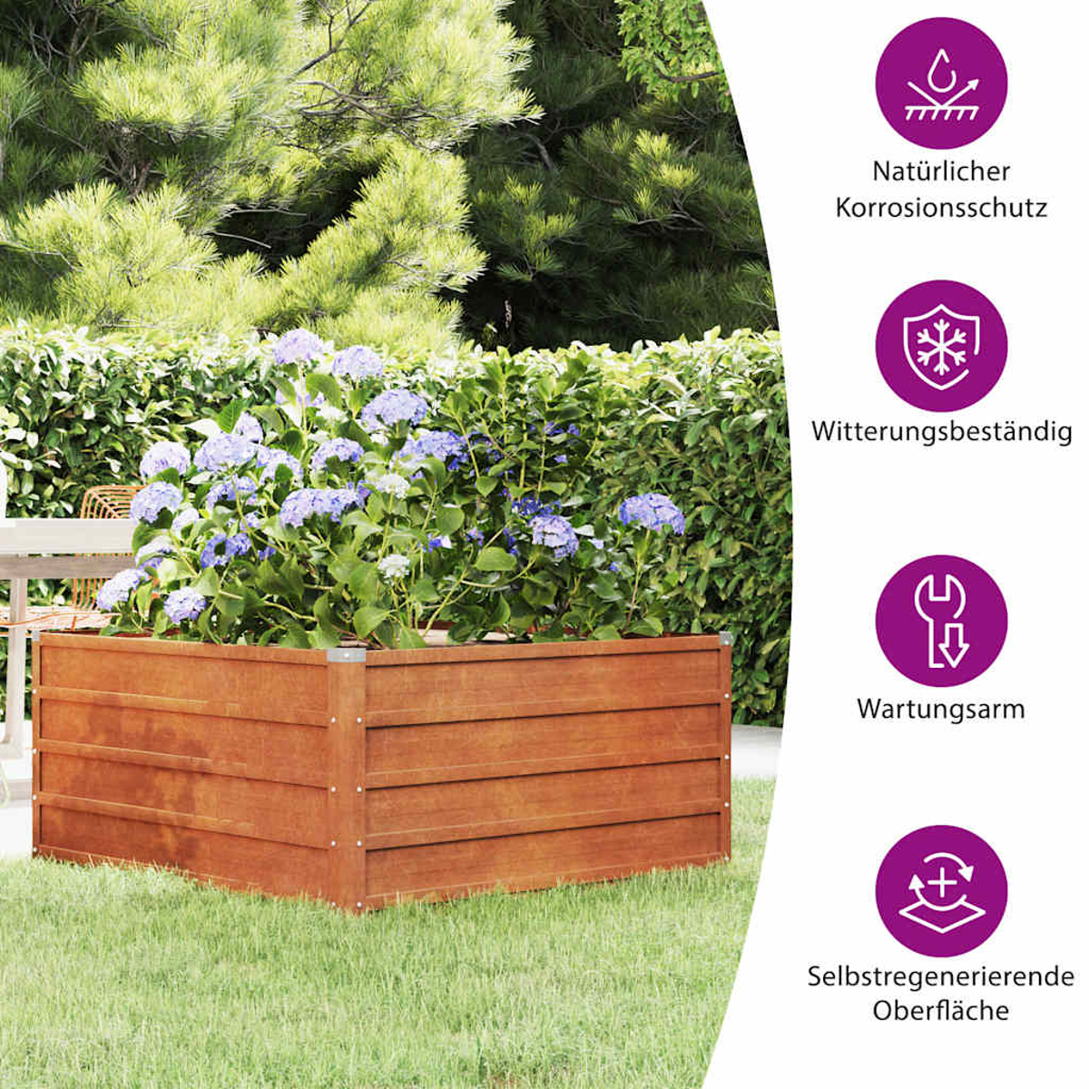 Ein hölzerner Pflanzkasten mit blauen Hortensien in einem Garten, umgeben von Grün und Rasen.