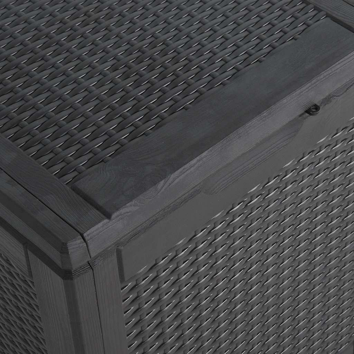 Nahaufnahme einer dunkelgrauen Outdoor-Aufbewahrungsbox. Die Box hat ein gewebtes Muster und einen Holzrahmen.