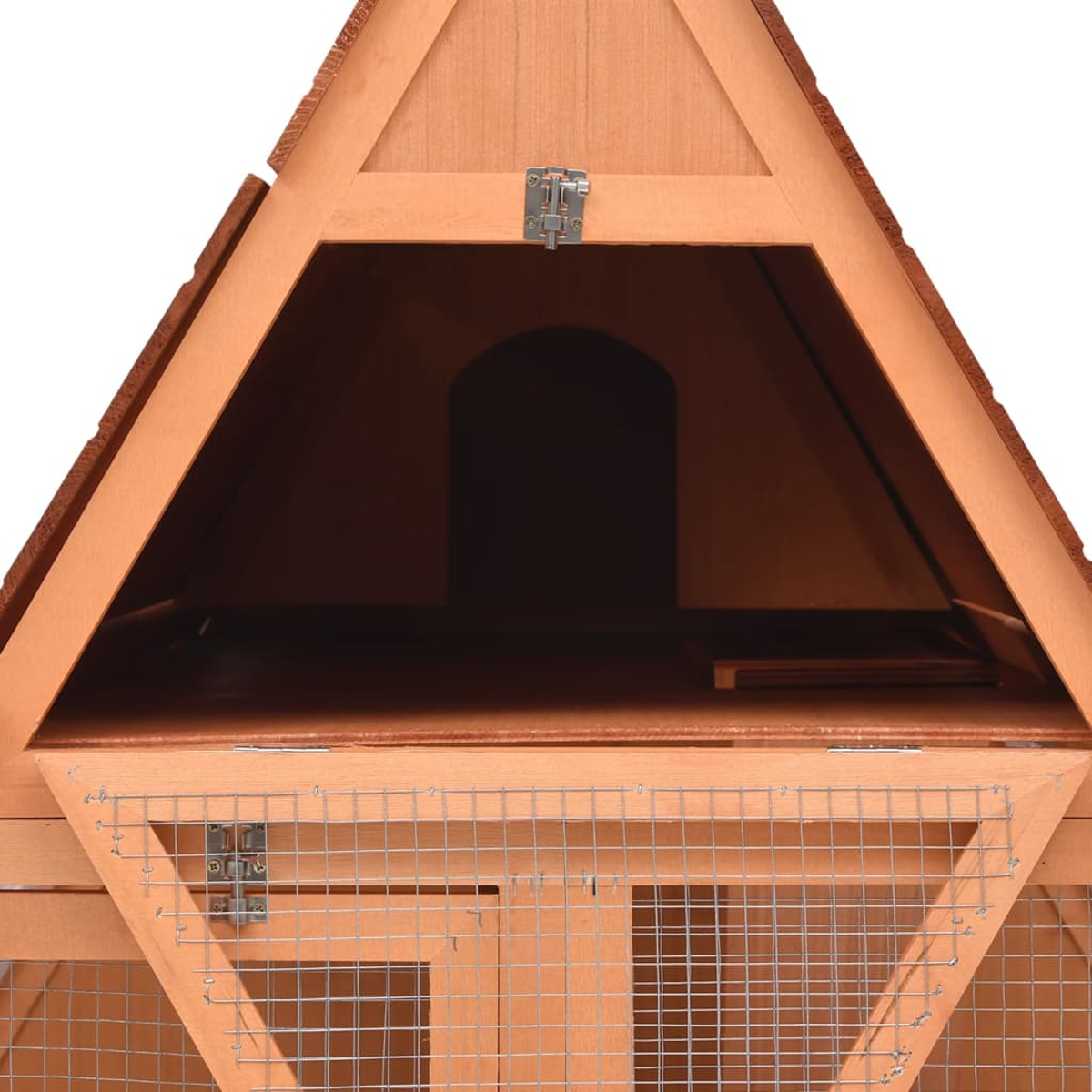 Holzstall mit dreieckigem Dach und Drahtgeflecht. Verfügt über einen dunklen Inneneingang und einen Metallverschluss.