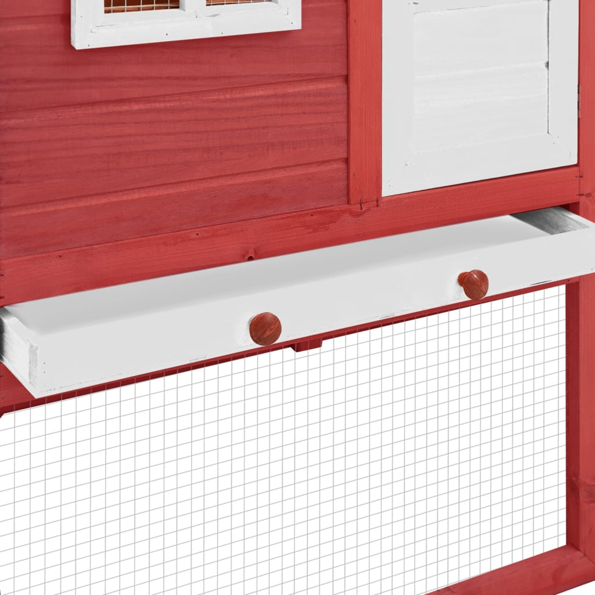 Detail eines roten und weißen Hühnerstalls. Merkmale sind eine weiße Auszugsschale mit Knöpfen, Drahtgitter und ein kleines Fenster.