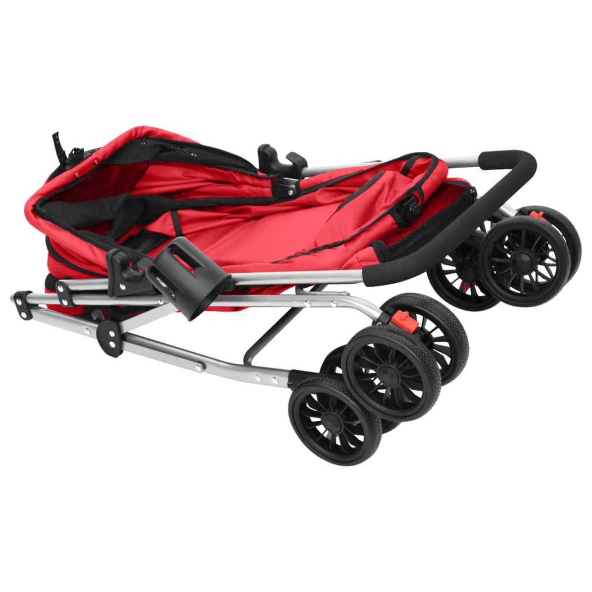 Ein zusammengeklappter roter Kinderwagen vor weißem Hintergrund. Er hat schwarze Räder und einen Becherhalter. Der Rahmen ist silber.