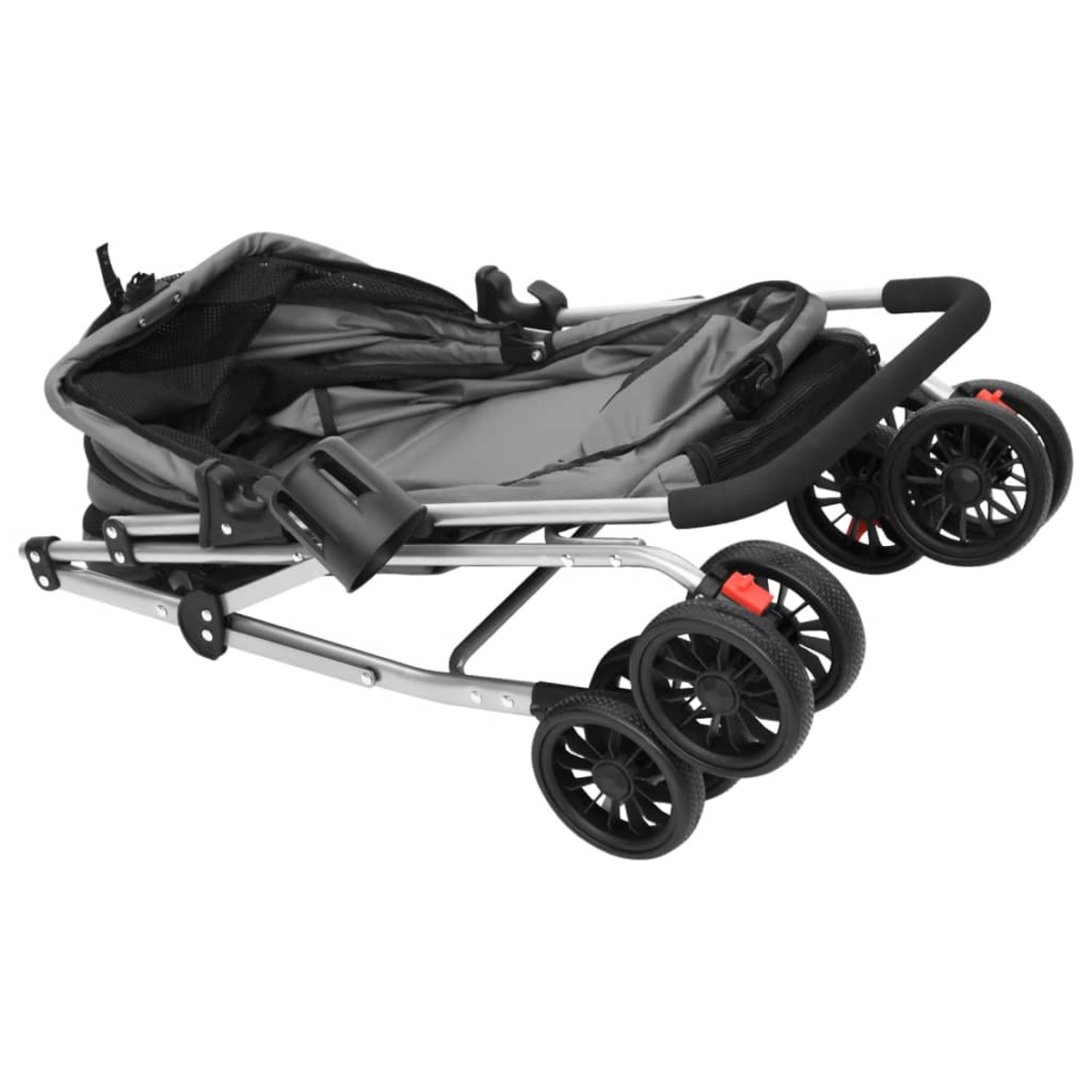 Ein zusammengeklappter grau-schwarzer Kinderwagen auf weißem Hintergrund. Der Kinderwagen hat schwarze Räder und einen Becherhalter.