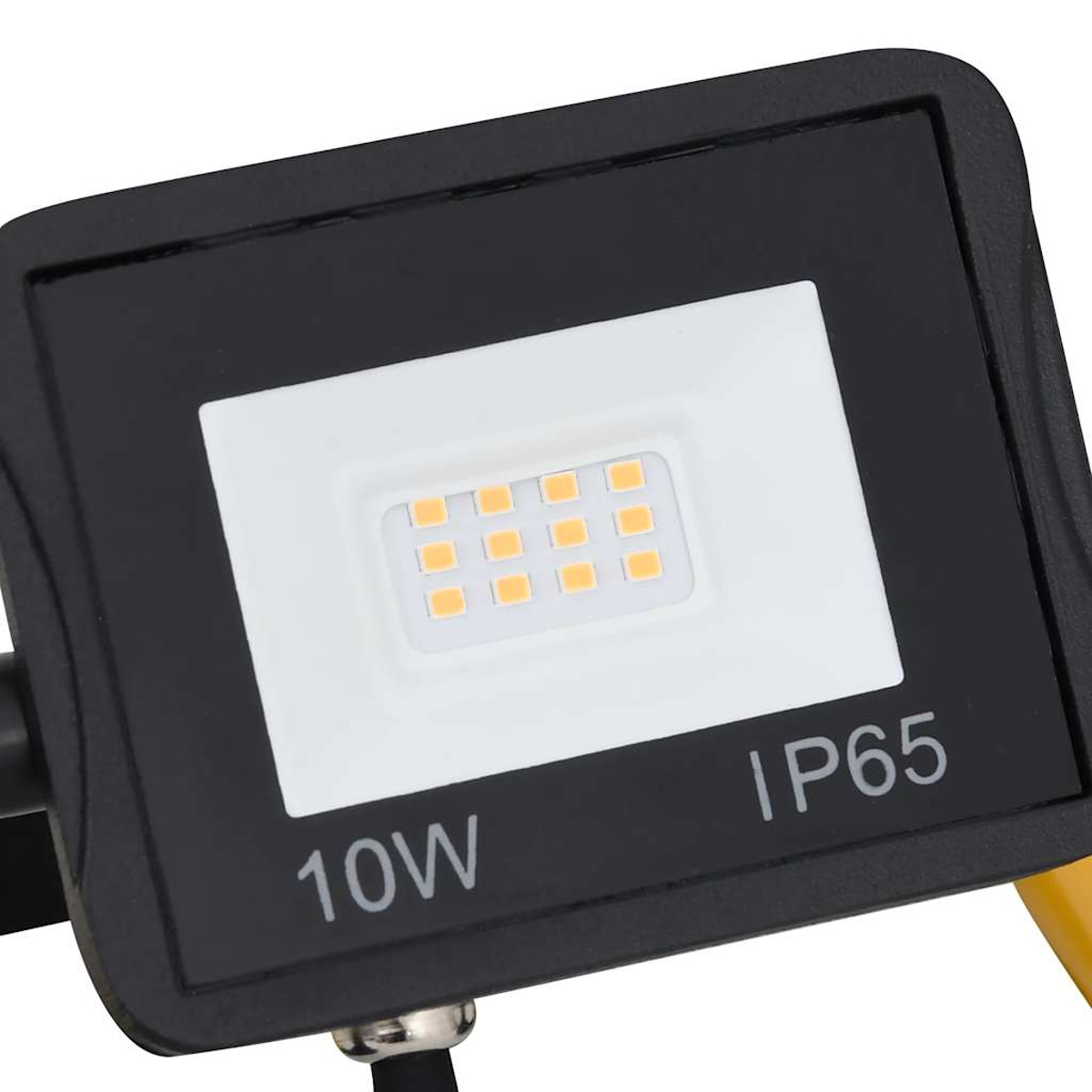 Nahaufnahme eines schwarzen LED-Flutlichts mit weißem Zentrum. Es steht '10W' und 'IP65'.