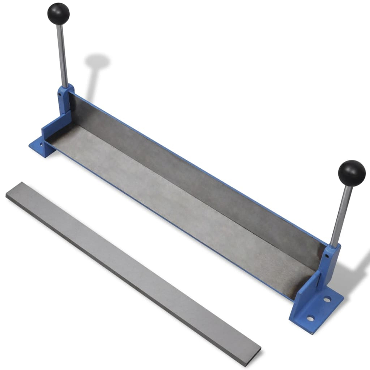 Eine Metallbiegemaschine mit blauem Sockel, silbernem Metall und schwarzen Griffen. Daneben liegt ein Metallstab.