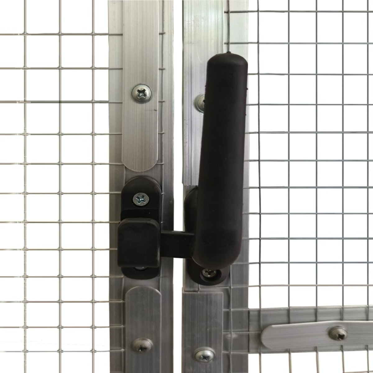 Nahaufnahme eines Metalltors mit schwarzem Griff und Riegel. Das Tor hat ein Drahtgitterdesign und der Rahmen ist silberfarben.