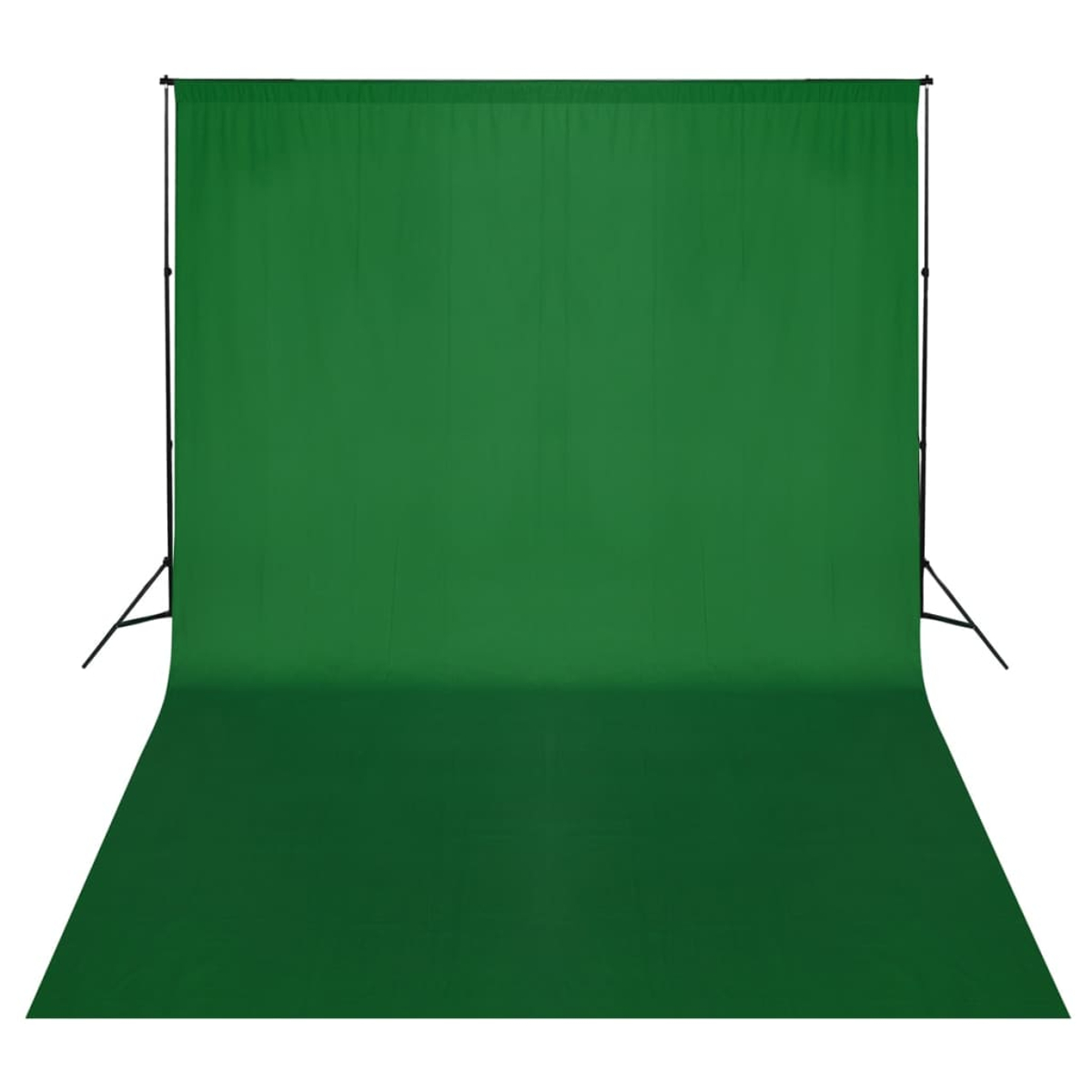 Ein grüner Hintergrund wird mit einem Metallrahmen aufgebaut. Der Hintergrund und der Boden haben eine durchgehend grüne Farbe, ideal für Videoproduktion.