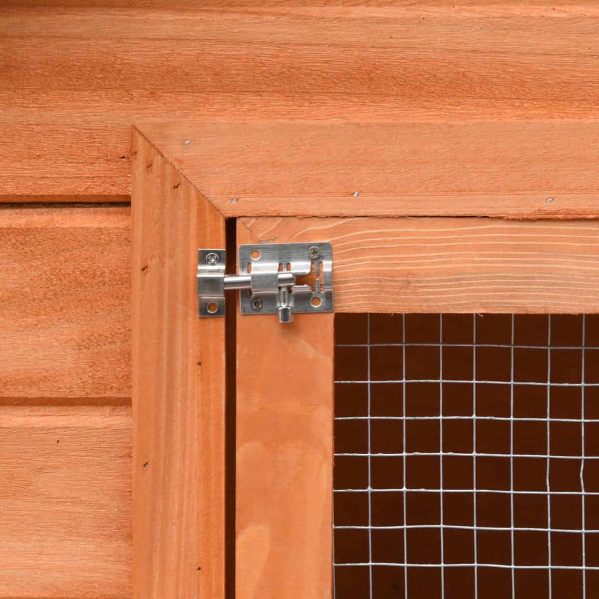 Nahaufnahme einer Holzkonstruktion mit Metallriegel und Drahtgeflecht. Das Holz hat eine hellbraune Farbe.