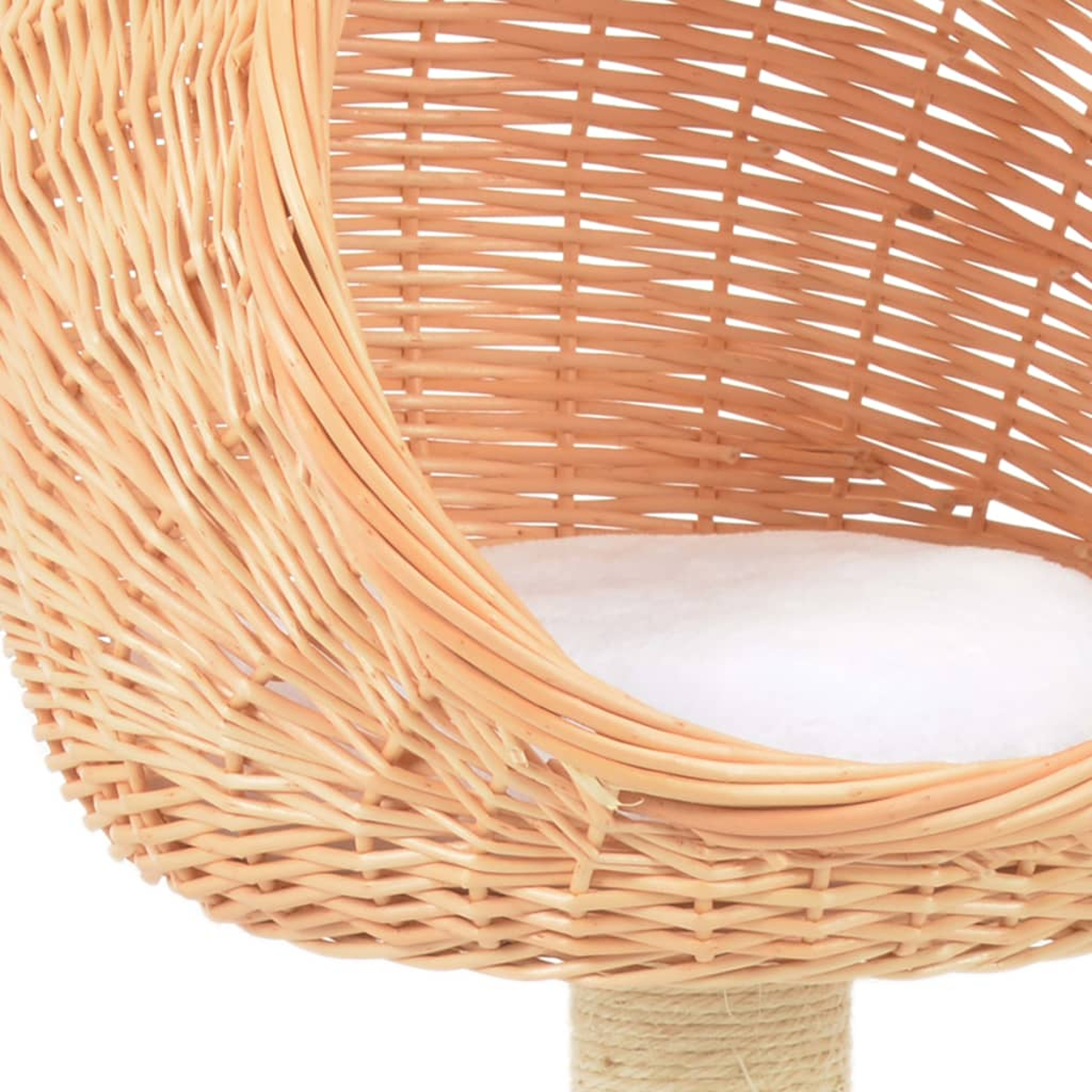 Ein gewebtes Katzenbett mit einem weißen Kissen. Die Struktur besteht aus hellbraunem Weidengeflecht und wird von einer Sisal-umwickelten Säule getragen.