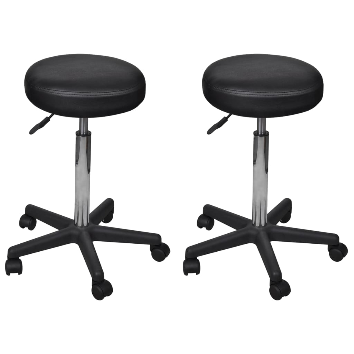 Zwei schwarze, verstellbare Hocker. Jeder hat einen runden Sitz, eine Chromstange und eine schwarze Fünf-Rad-Basis.
