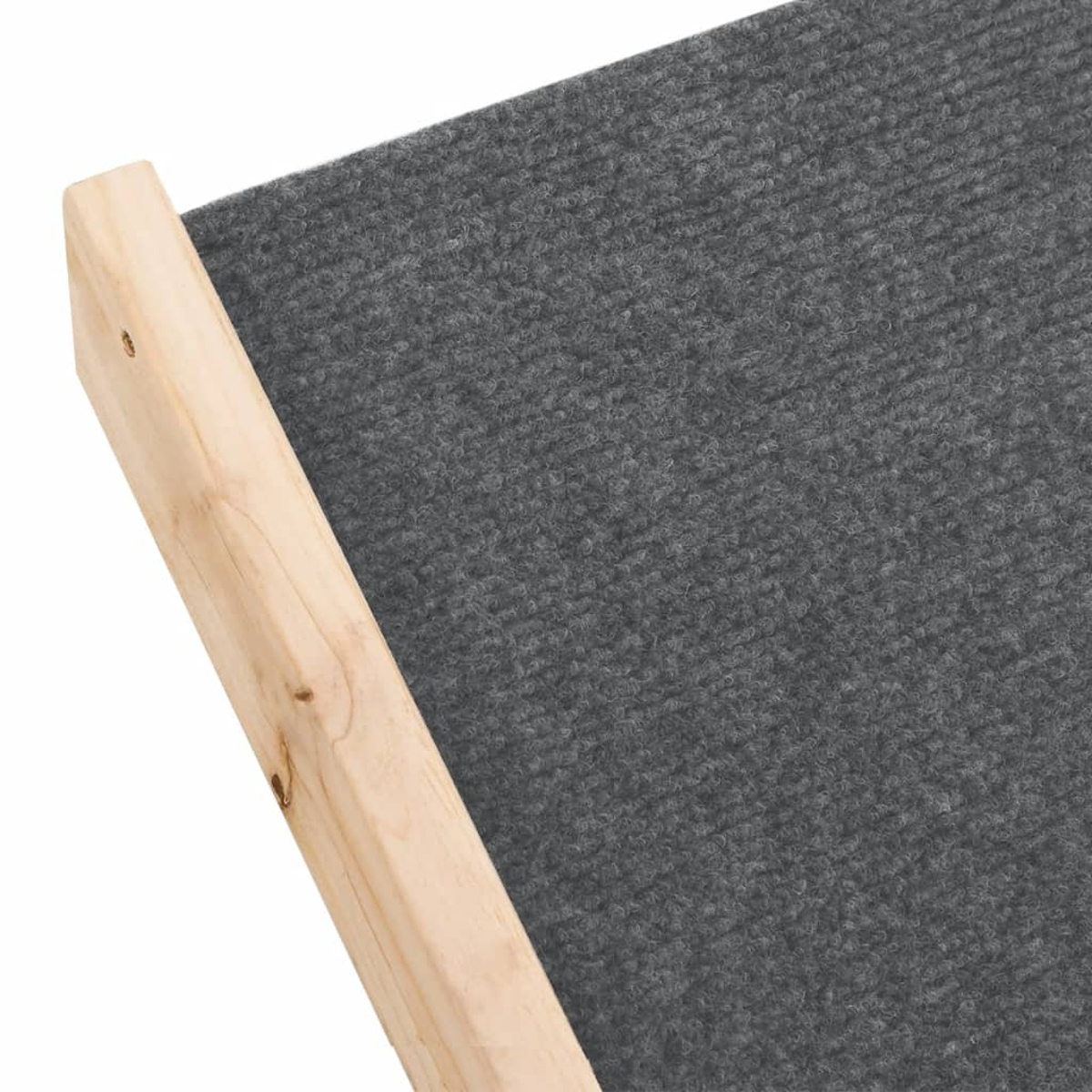 Nahaufnahme einer grau getäfelten Oberfläche mit Holzrahmen. Der Teppich ist strukturiert. Das Holz ist hell.