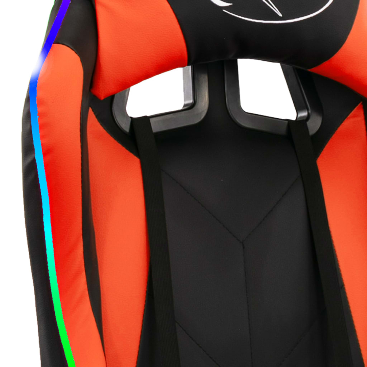 Nahaufnahme eines Gaming-Stuhls. Er hat orangefarbenes und schwarzes Leder, einen leuchtenden LED-Streifen und eine Kopfstütze mit Logo.