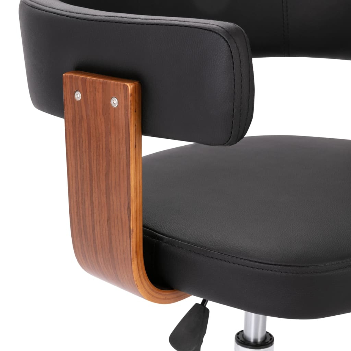 Nahaufnahme eines schwarzen Bürostuhls. Der Stuhl hat einen schwarzen Sitz und eine Rückenlehne mit Holzstütze.