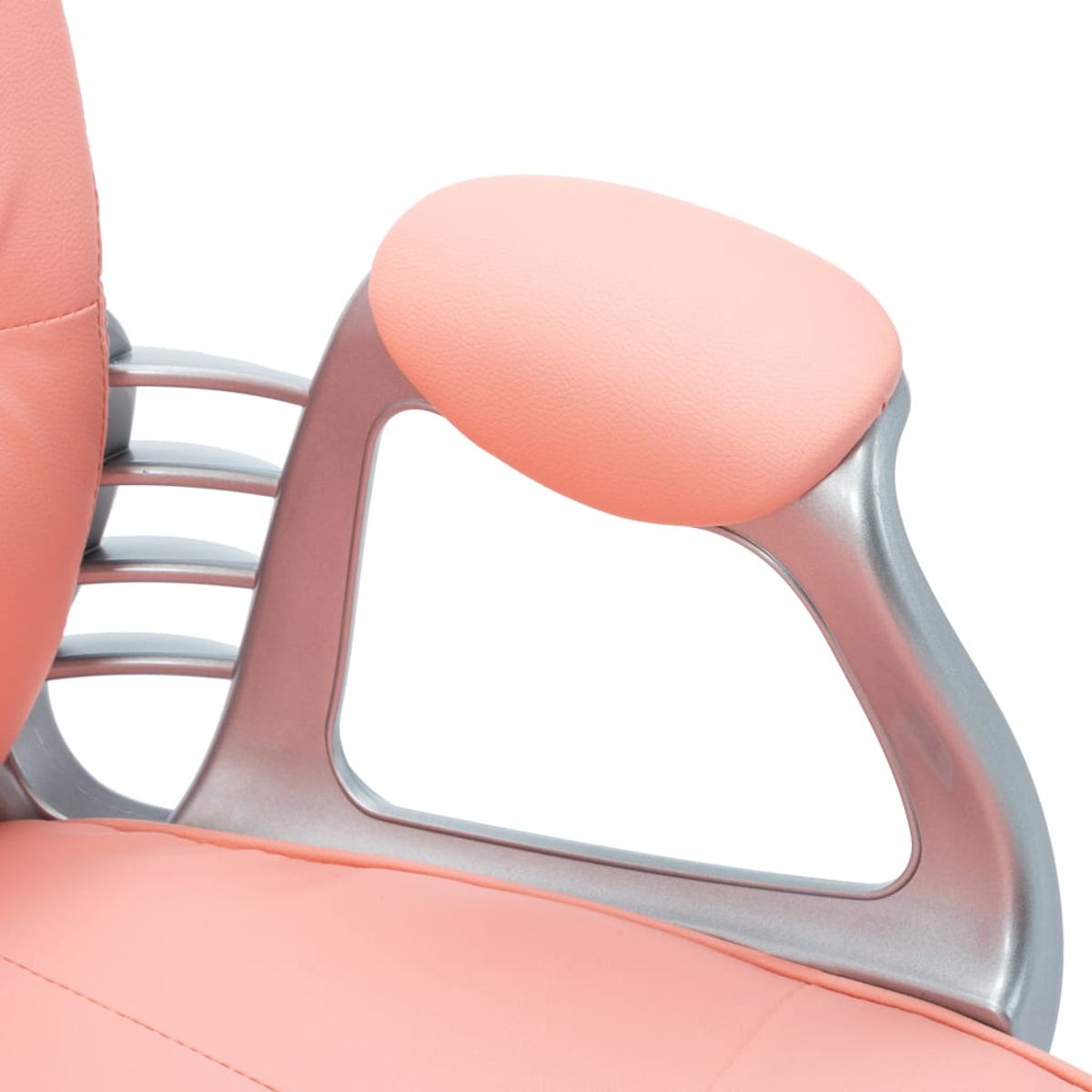 Nahaufnahme einer Stuhllehne. Sie hat eine rosa gepolsterte Oberseite und einen metallisch-silbernen Rahmen. Der Hintergrund ist weiß.