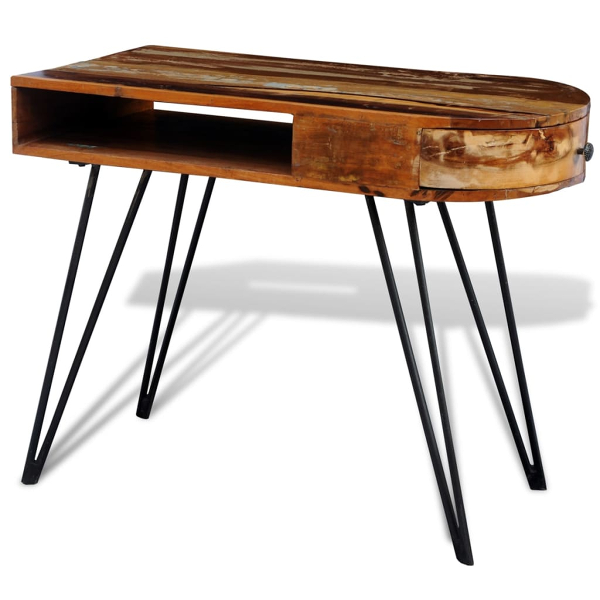 Holzschreibtisch mit schwarzen Metallbeinen. Er hat eine Schublade und einen offenen Stauraum. Der Schreibtisch steht auf weißem Untergrund.