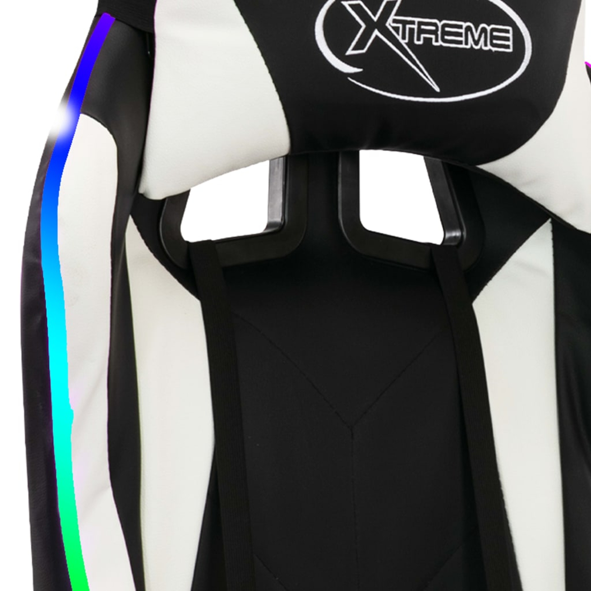 Nahaufnahme eines Gaming-Stuhls. Er hat ein schwarz-weißes Design mit dem Wort XTREME. Ein farbenfroher Lichtstreifen verläuft an der Seite.