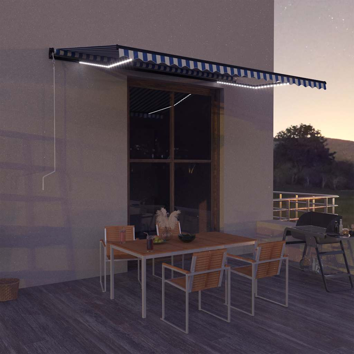 Außen-Terrassenszene in der Dämmerung. Mit Tisch, Stühlen, Markise mit Lichtern und Grill. Der Hintergrund hat Bäume und einen Nachthimmel.