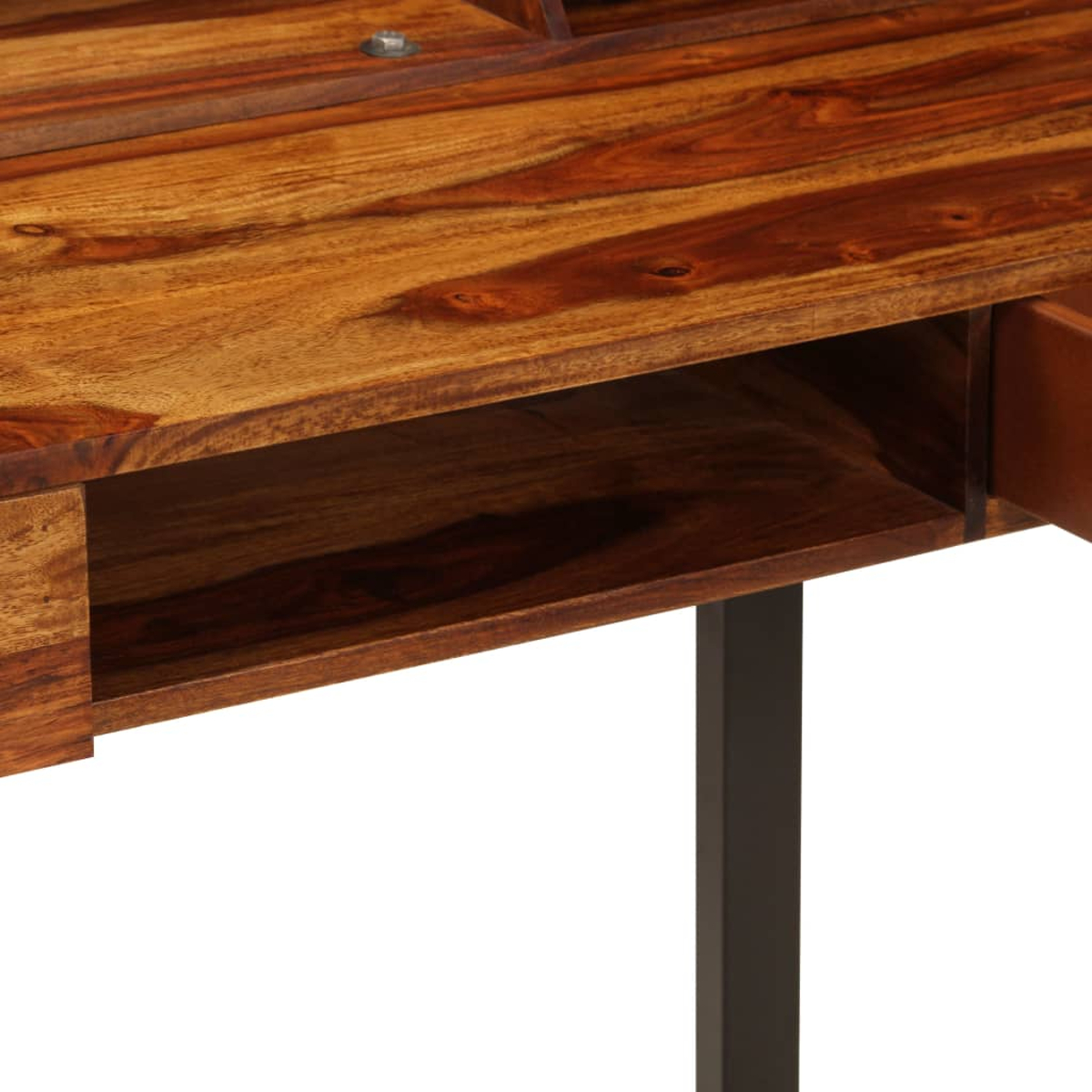 Nahaufnahme eines Holzschreibtisches mit Schublade und Metallbein. Das Holz hat eine natürliche Maserung und ist braun.