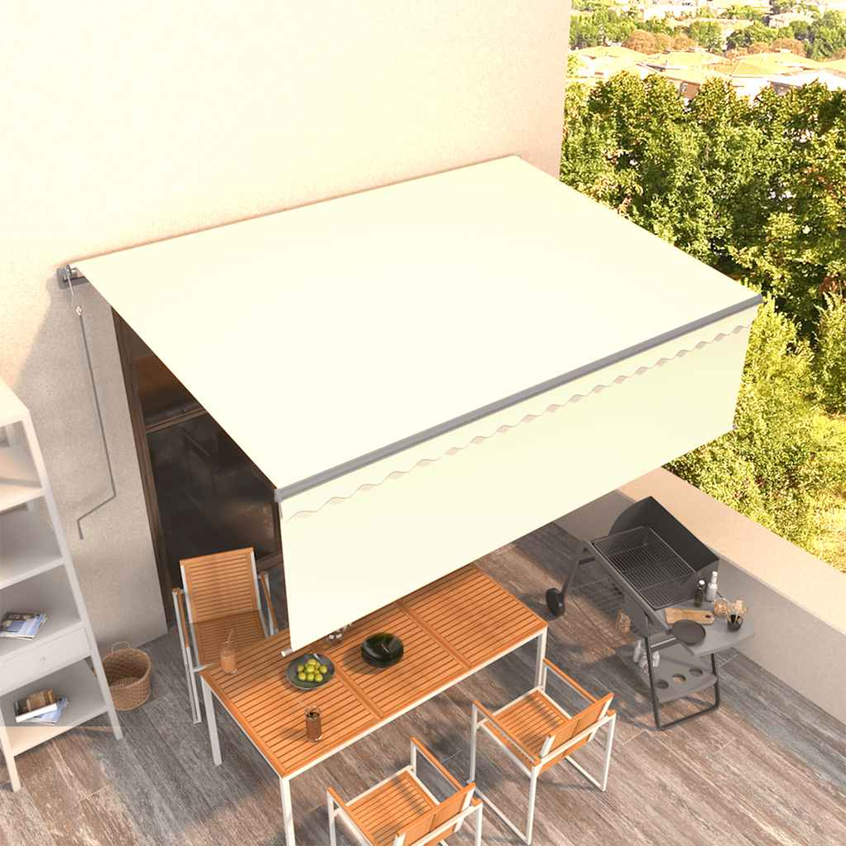 Eine Terrasse mit weißer Markise, Holztisch und Stühlen, Grill und Blick auf Bäume und Häuser im Hintergrund.