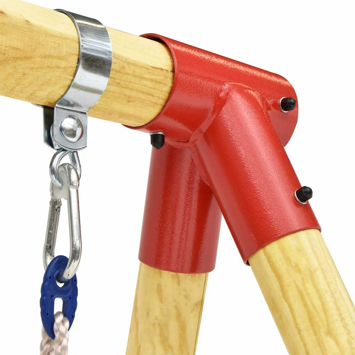 Ein Schaukelgestell-Gelenk. Roter Metallrahmen verbindet sich mit Holzbalken. Ein Metallkarabiner und ein blauer Kunststoffring sind sichtbar.