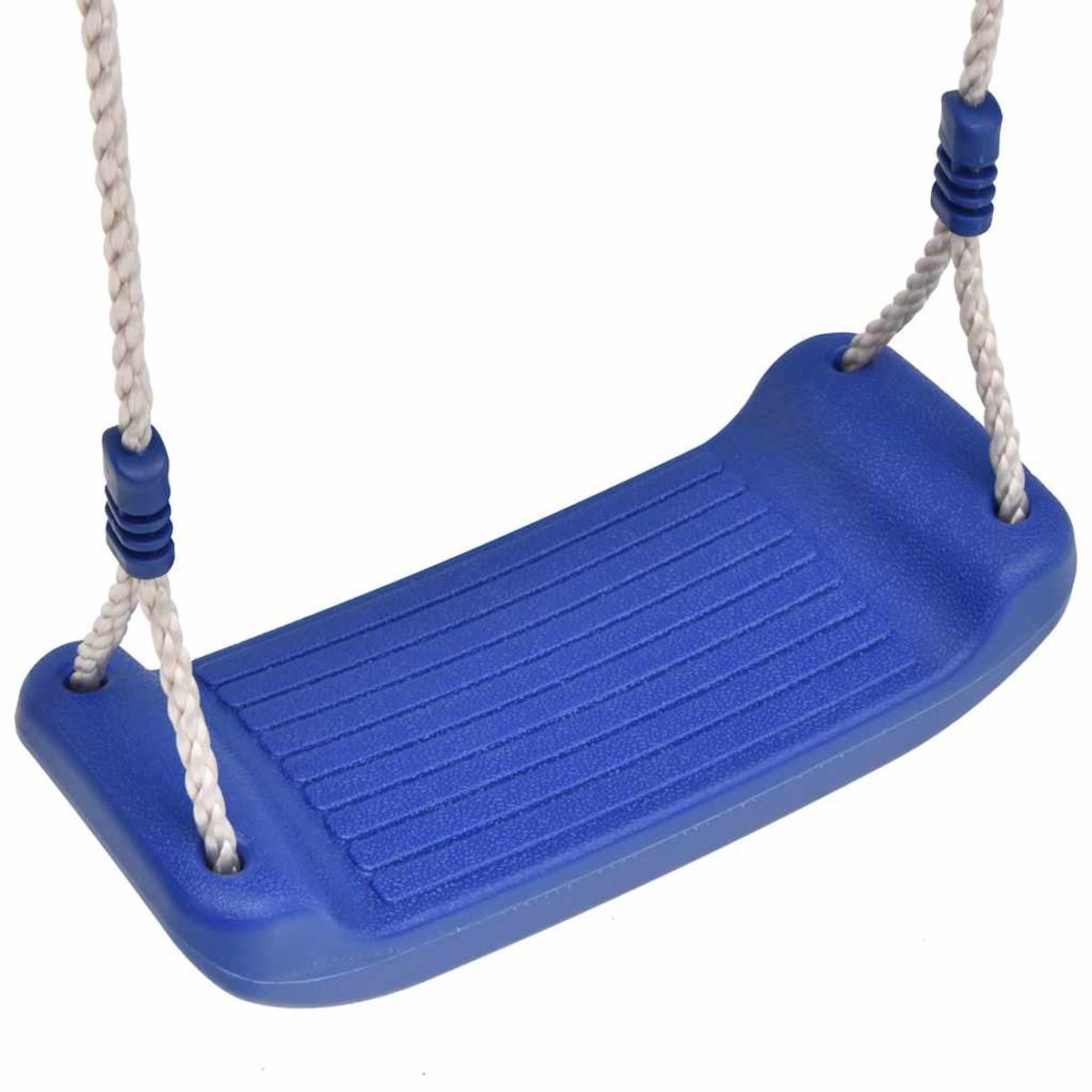 Ein blauer Kunststoffschaukel-Sitz mit weißen Seilen und blauen Verbindern auf weißem Hintergrund. Geriffelte Oberfläche.