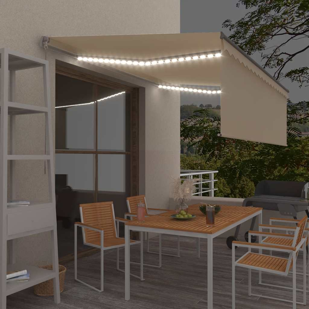 Terrassenszene bei Nacht. Tisch und Stühle unter einer Markise mit Lichtern. Grill und Blick auf Bäume im Hintergrund.