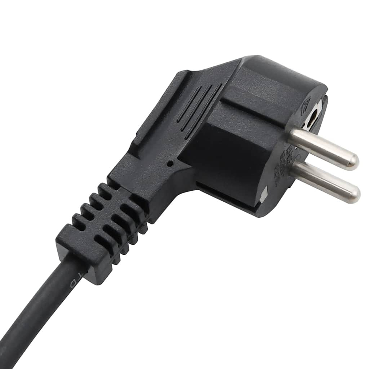 Ein schwarzer europäischer Netzstecker mit zwei Metallstiften und einem Kabel, das nach links vor weißem Hintergrund abgewinkelt ist.