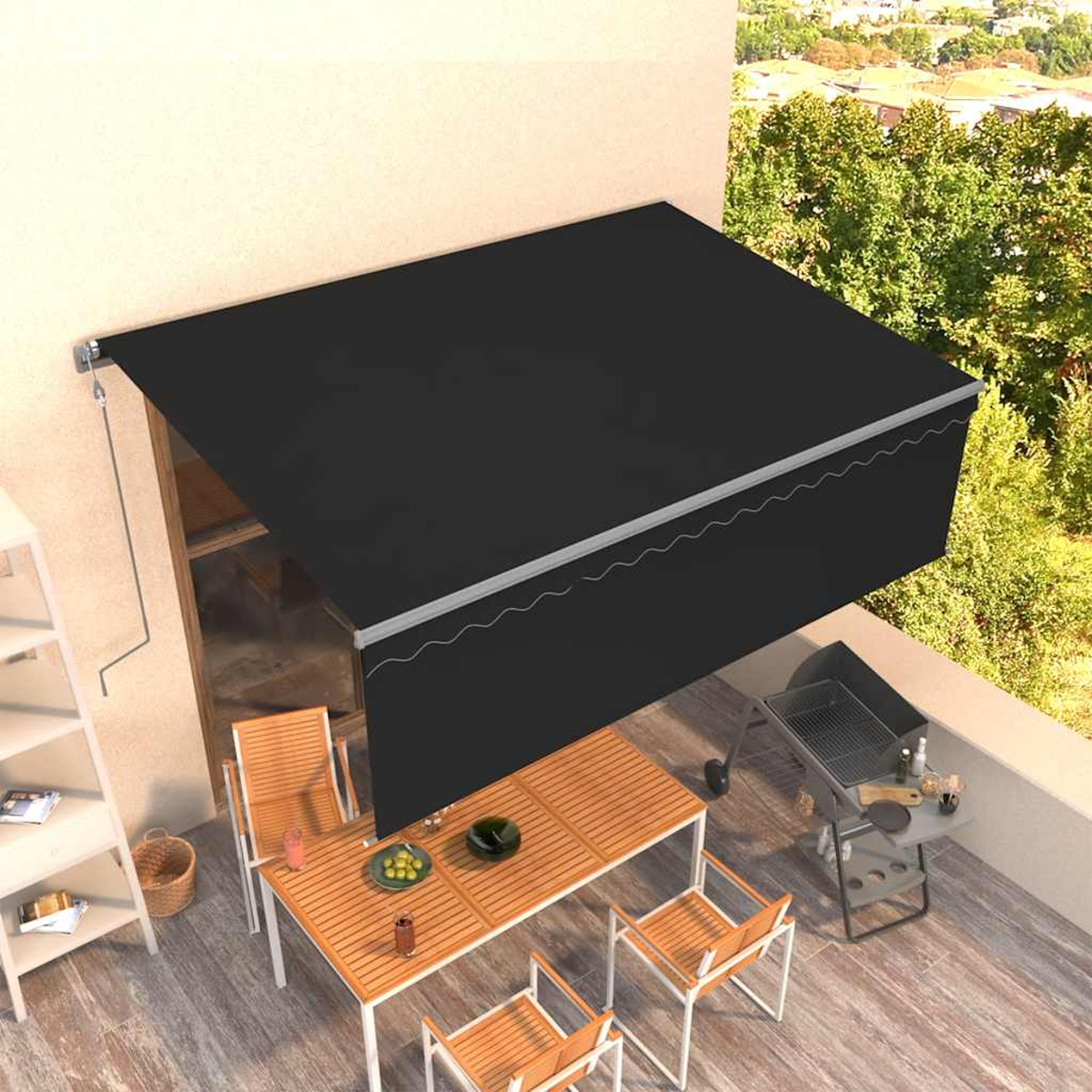 Ein schwarzes Vordach bedeckt einen Tisch, der zum Essen gedeckt ist. Stühle umgeben den Tisch. Ein Grill und Grün sind im Hintergrund zu sehen.