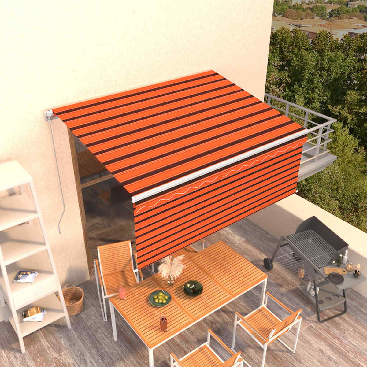 Eine Balkonszene mit Markise, Tisch, Stühlen und Grill. Orange-schwarz gestreifte Markise erstreckt sich über den Tisch. Bäume im Hintergrund.