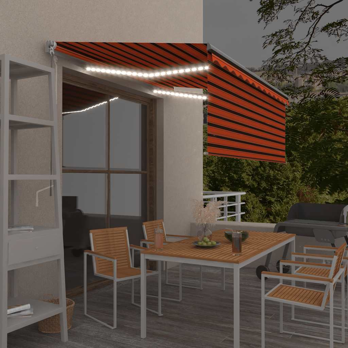 Terrasse mit Tisch, Stühlen und Markise. Orange-schwarz gestreifte Markise, Lichterketten und ein Grill im Hintergrund.