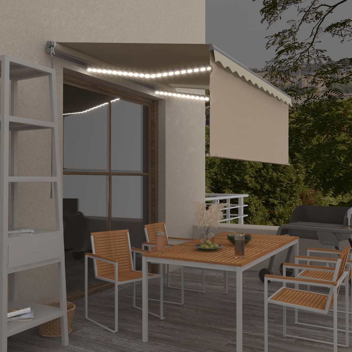 Essbereich im Freien mit Tisch und Stühlen, Markise und Lichterketten. Grill und Grün im Hintergrund.