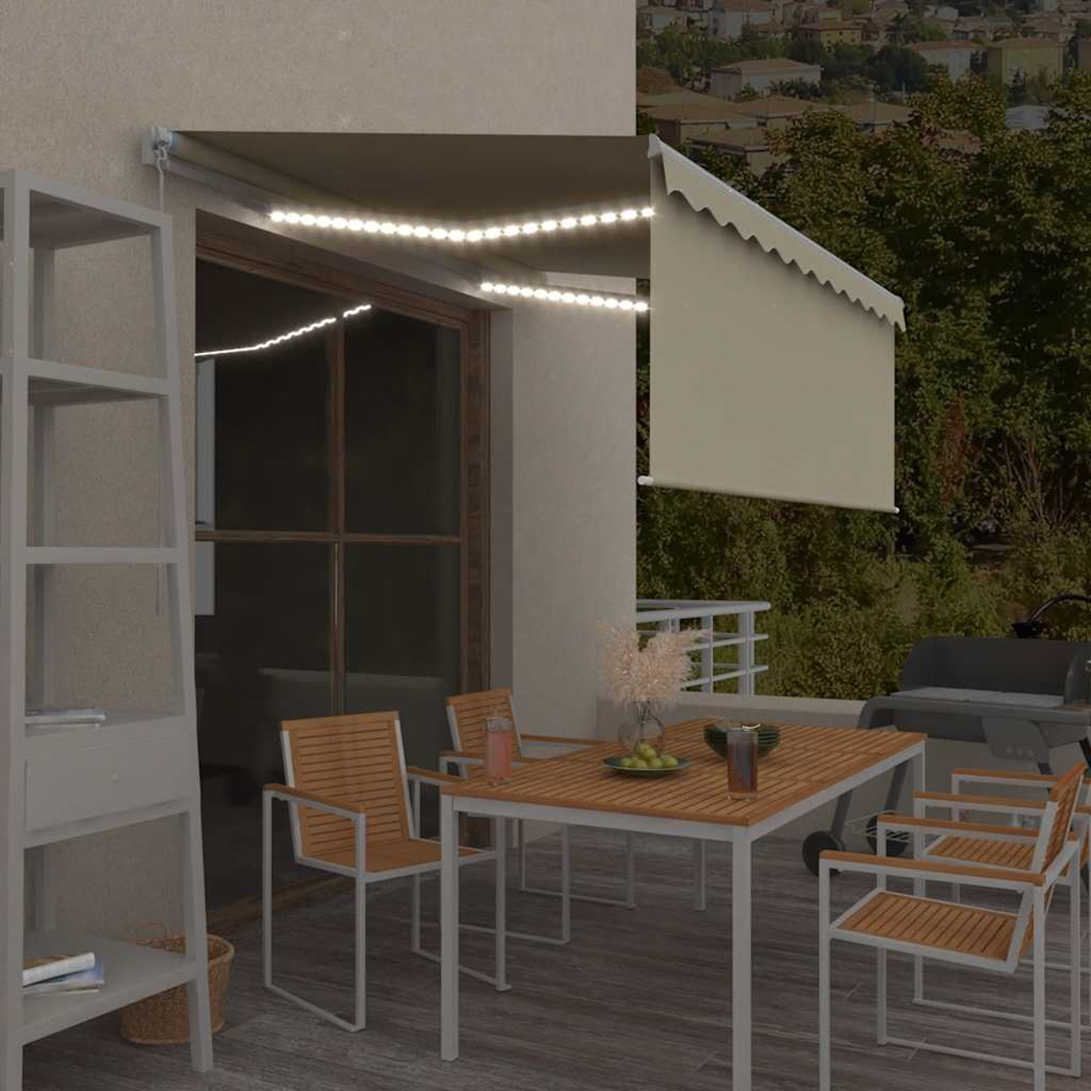 Szene im Freien mit Tisch, Stühlen und Grill. Lichterketten und eine ausfahrbare Markise. Bäume und Gebäude im Hintergrund.