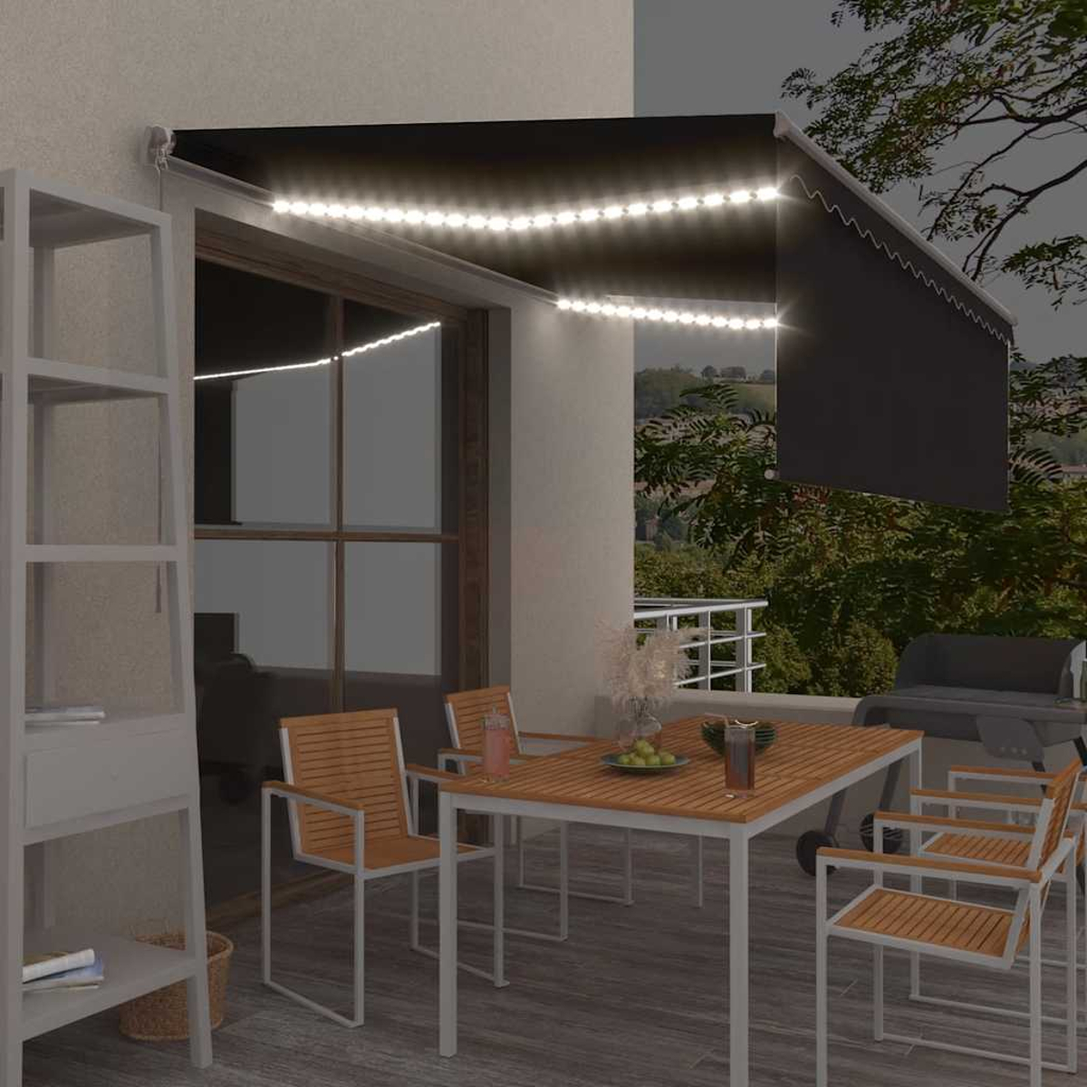 Nächtliche Essszene im Freien. Tisch und Stühle unter einer schwarzen Markise mit Lichtern. Grill, Bäume und ein Regal sind sichtbar.