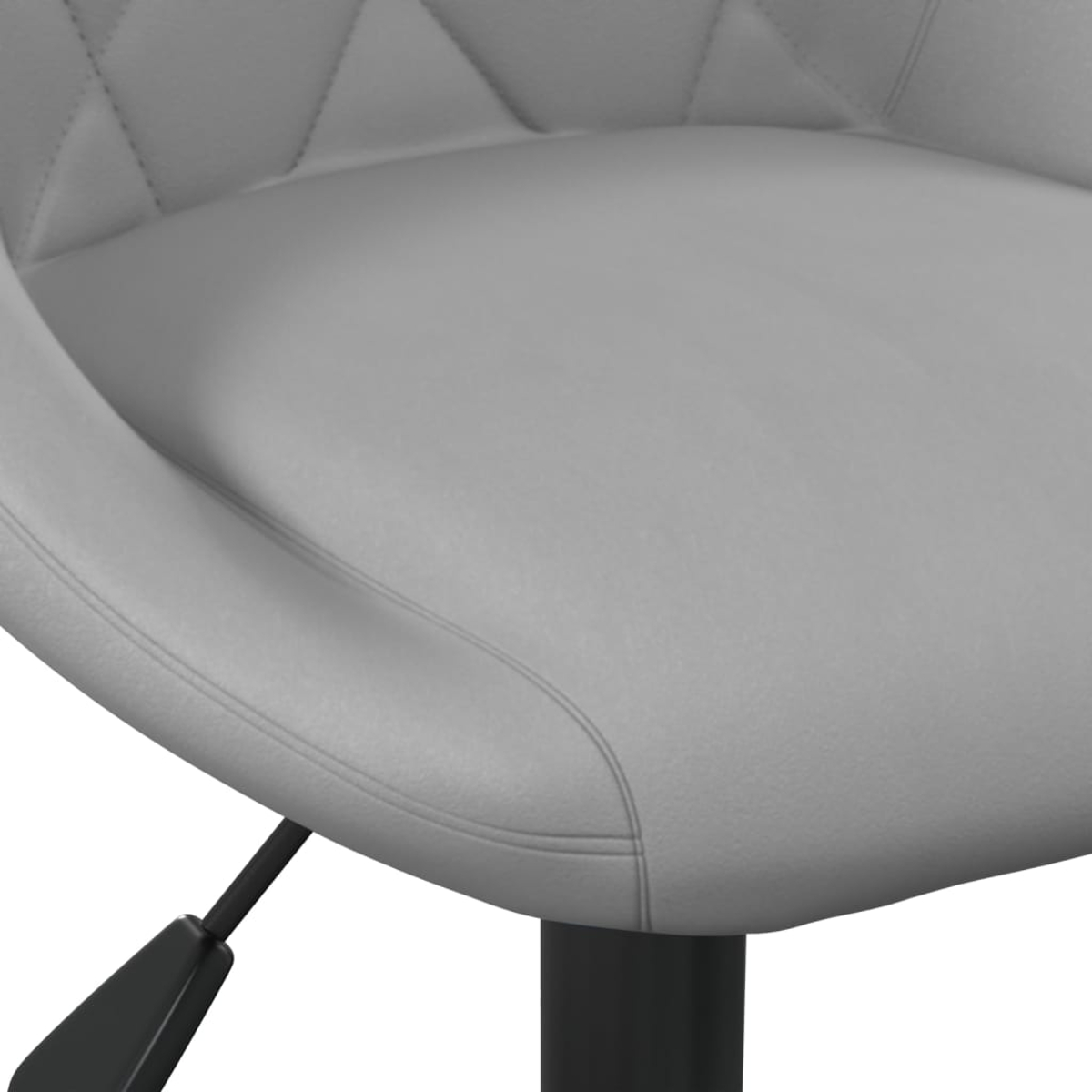 Nahaufnahme eines grauen Bürostuhls. Sitz und Rücken sind gepolstert. Das Gestell ist schwarz und der Stuhl hat eine geschwungene Armlehne.