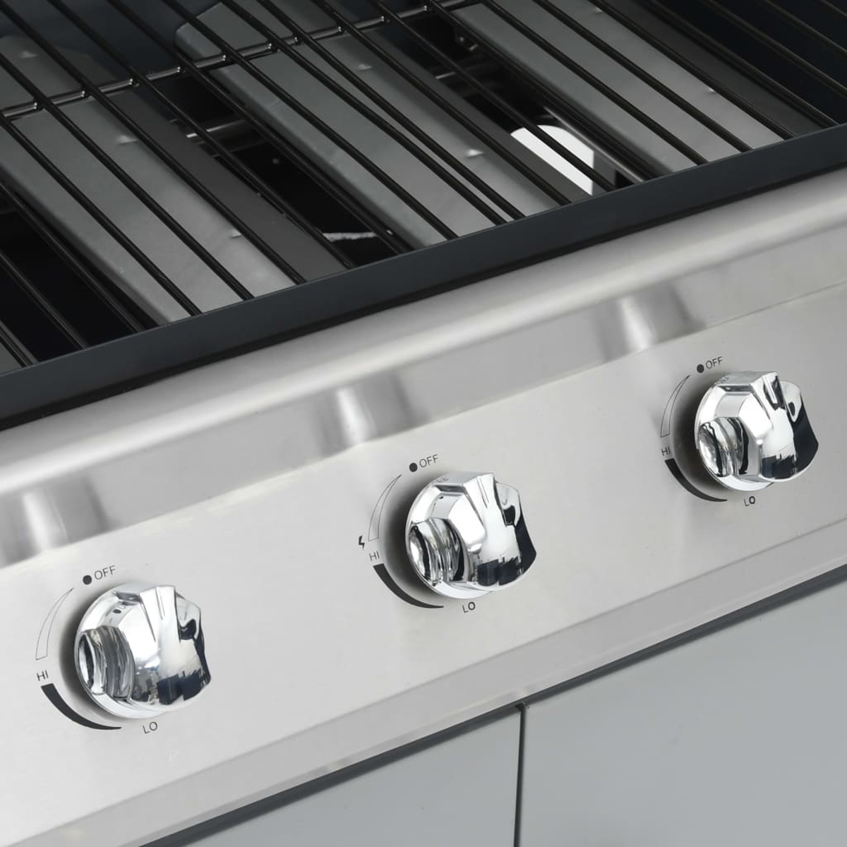 Nahaufnahme eines Edelstahl-Grillbedienfelds mit drei Knöpfen. Knöpfe sind verchromt, beschriftet mit 'HI', 'LO' und 'OFF'. Grillroste oben.