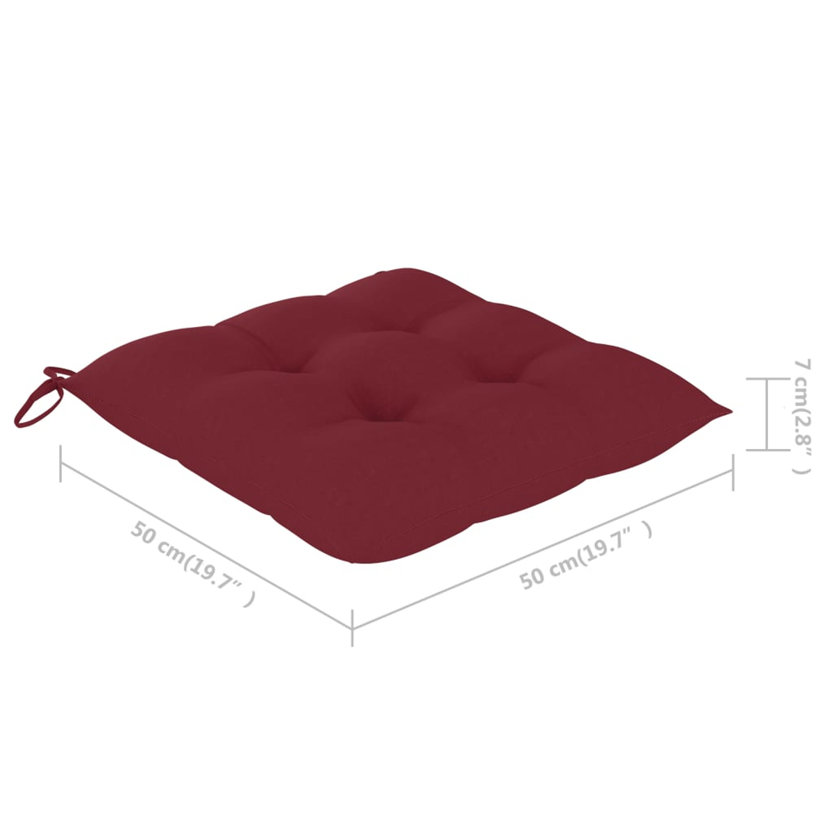 Ein quadratisches, weinrotes Kissen mit Knopfdetails. Die Abmessungen sind 50cm x 50cm x 7cm. Es hat eine Schlaufe.