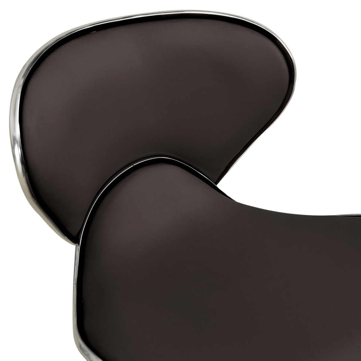 Nahaufnahme einer Stuhllehne mit dunkelbraunem Leder und silberner Metallverkleidung. Das Design ist geschwungen und modern vor weißem Hintergrund.