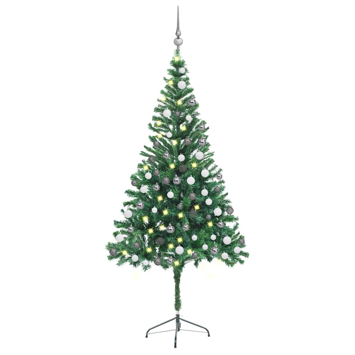 Ein geschmückter Weihnachtsbaum mit Ornamenten und Lichtern. Er hat eine silberne Spitze und steht auf einem schwarzen Ständer. Weißer Hintergrund.