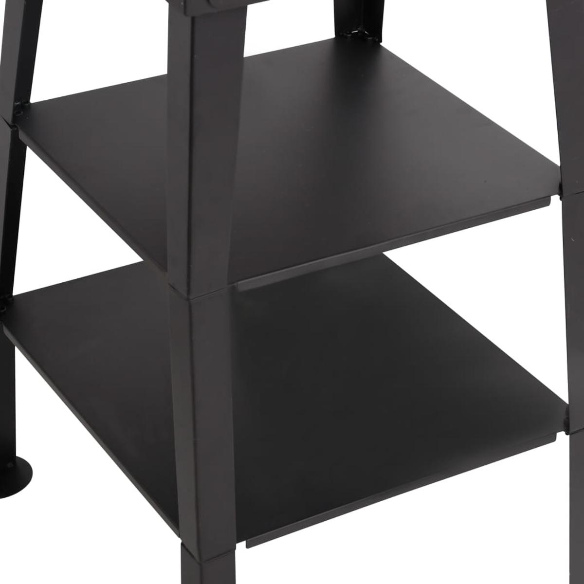 Ein schwarzes Metallregal mit drei Regalböden. Die Regalböden sind quadratisch und die Beine rechteckig. Weißer Hintergrund.