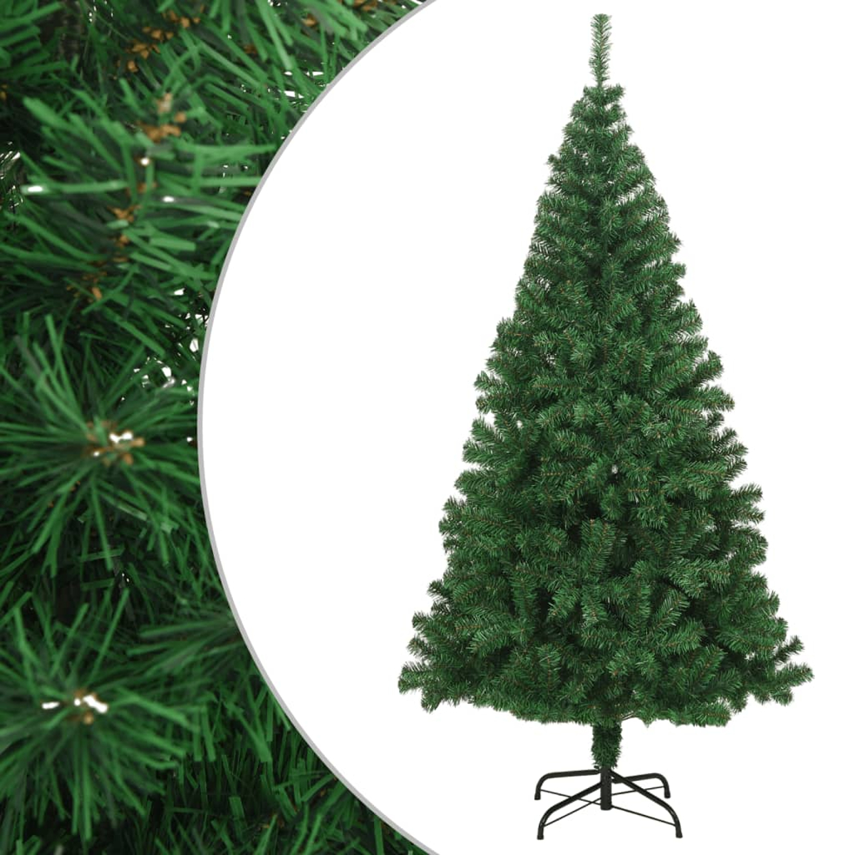 Ein grüner künstlicher Weihnachtsbaum steht auf einem schwarzen Metallsockel, isoliert vor weißem Hintergrund. Der Baum ist voll geformt.