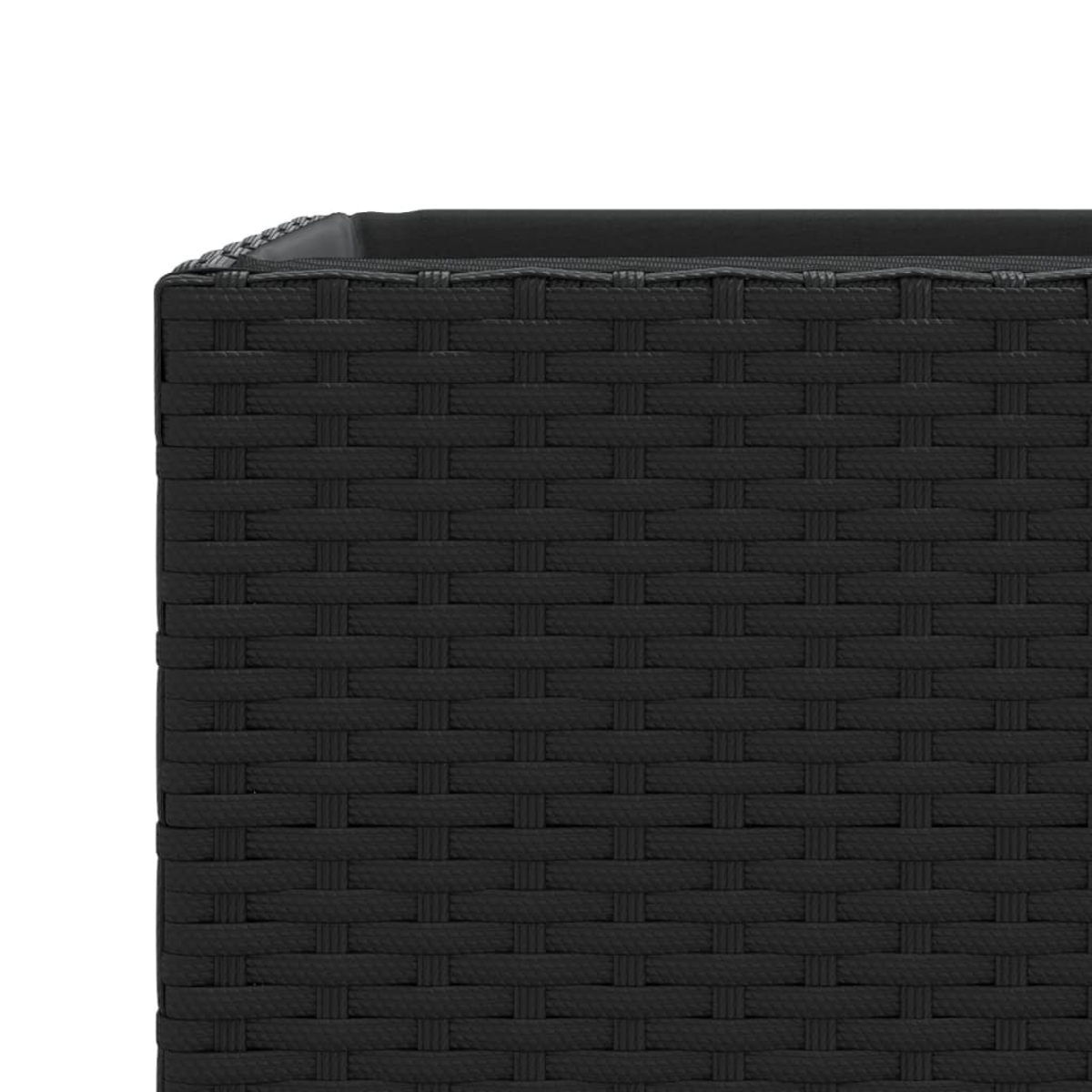Primo piano di una fioriera rettangolare nera intrecciata. La trama è dettagliata, con un bordo superiore nero pieno e sfondo bianco.