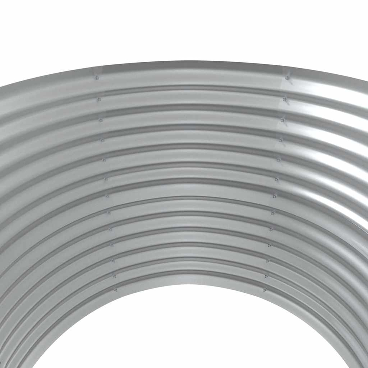 Nahaufnahme einer gebogenen, gewellten Metallkonstruktion, hellgrau, mit sichtbaren Nieten an den Nähten. Weißer Hintergrund.
