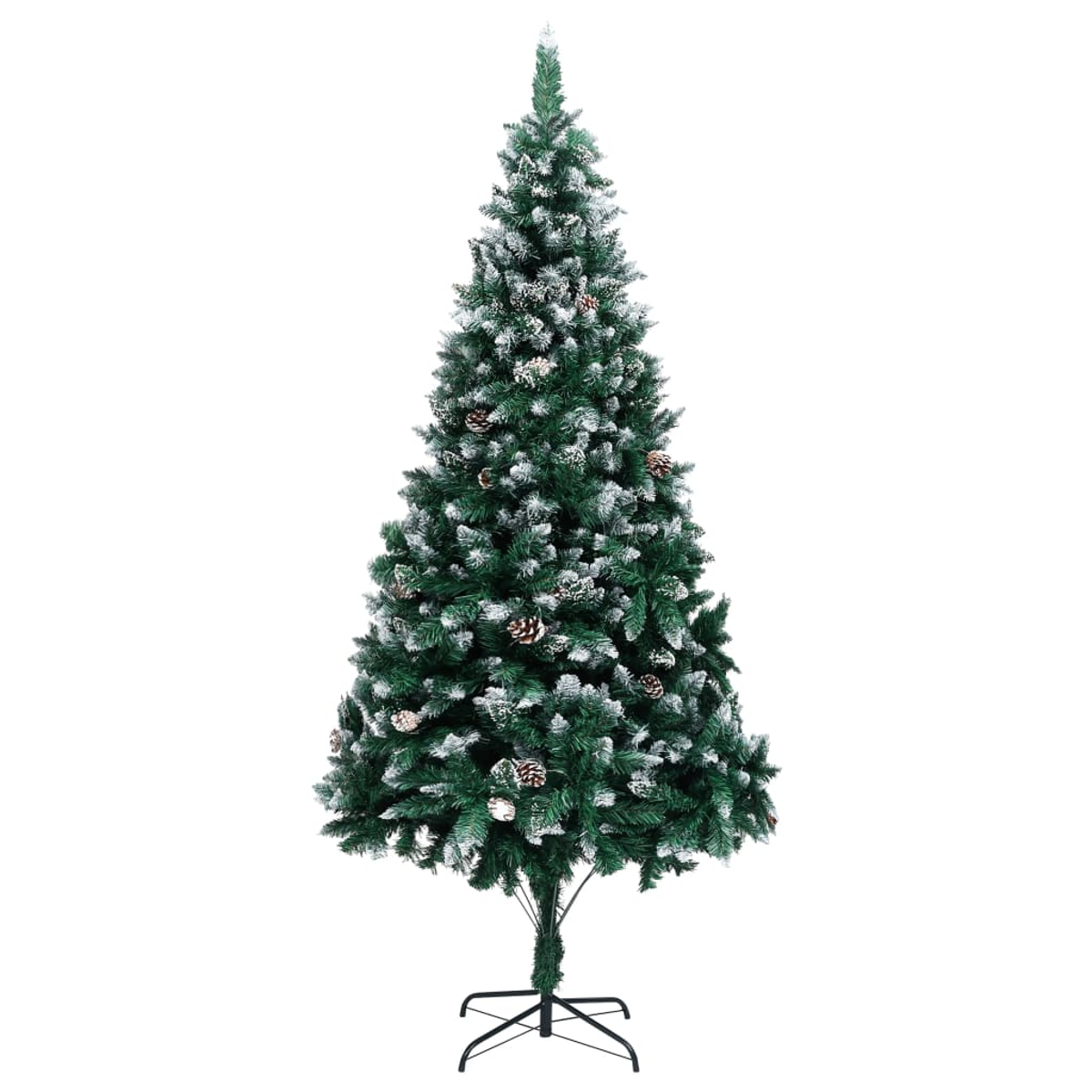 Ein grüner künstlicher Weihnachtsbaum mit schneegleichen Akzenten und Tannenzapfen. Er steht auf einem schwarzen Metallständer vor weißem Hintergrund.