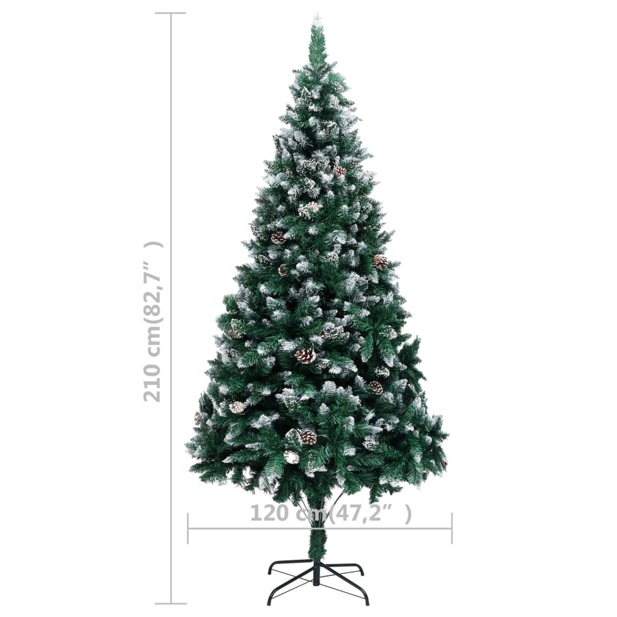 Ein grüner künstlicher Weihnachtsbaum mit weißen, schneegleichen Akzenten und Tannenzapfen. Er hat einen schwarzen Metallständer und ist 210 cm hoch.