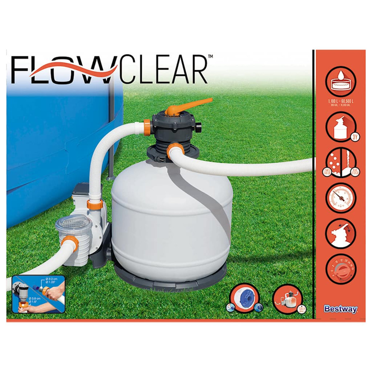 Ein Flowclear-Poolfiltersystem. Es hat einen weißen Kanister, Schläuche und ein Steuerventil. Auf grünem Gras. Bestway-Logo sichtbar.