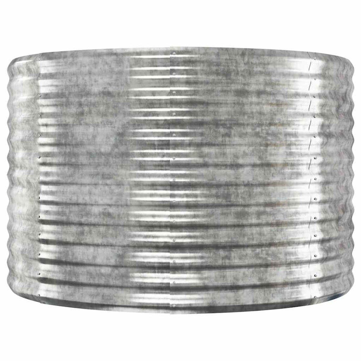 Ein großer, zylindrischer Metallwassertank. Er ist silberfarben und hat horizontale Wellenlinien. Nieten sind sichtbar.