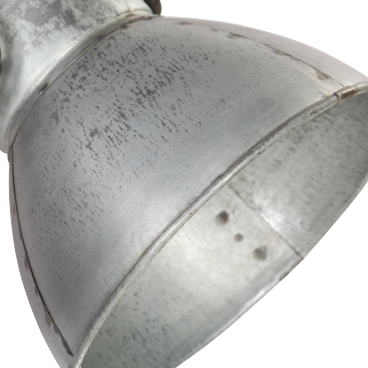 Nahaufnahme eines metallischen Lampenkopfes im Industriestil. Es hat ein silbernes, verwittertes Aussehen mit sichtbaren Nieten und Nähten.